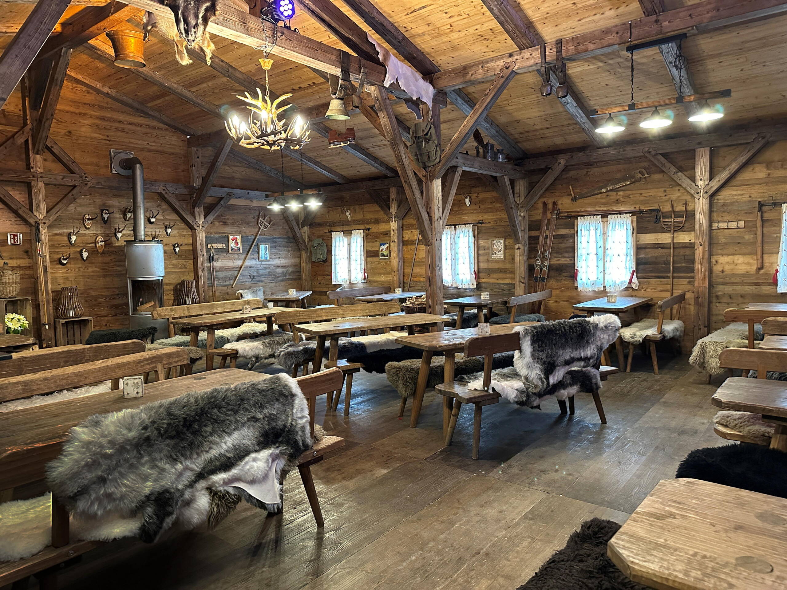 chalet_dasalpenland_bern_innenraum_2023_bearbeitet.jpg chalet_dasalpenland_bern_innenraum_2023_bearbeitet.jpg